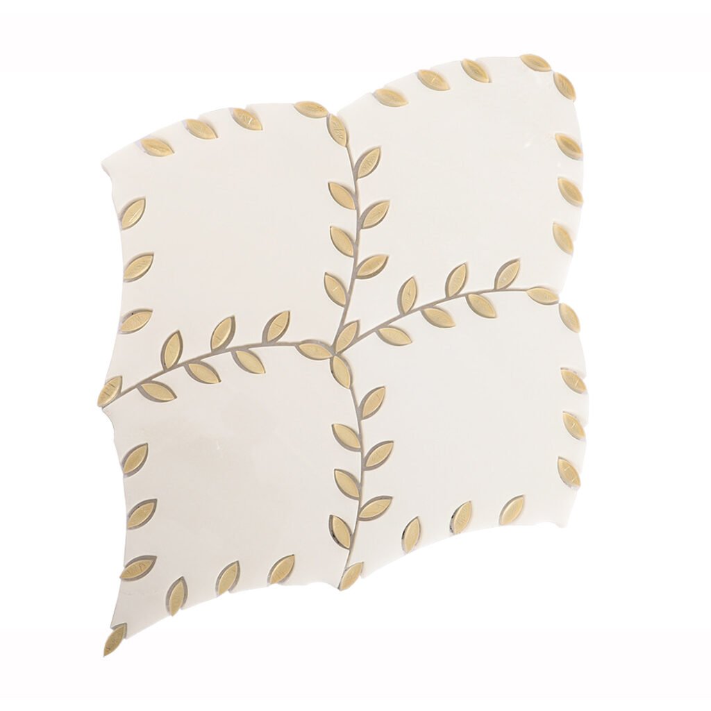 Mosaïque en verre et marbre – blanc / doré, motif feuille, feuille d’or, découpe au jet d’eau