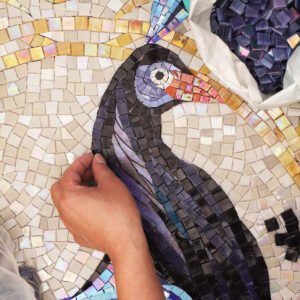 Handgefertigtes Glasmosaikbild – Pfau mit grünem Federkleid auf Gold