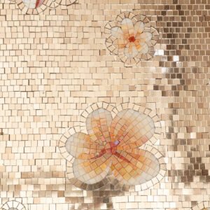 Mattonella floreale in vetro mosaico con fiori iridescenti e sfondo beige