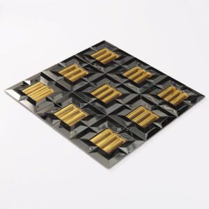Mosaico de parede metálico 3D preto e dourado com padrão espinha de peixe e efeito espelhado