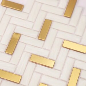 Mosaikfliesen aus Glas und Metall – Fischgrätmuster