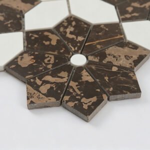 Mosaico floral de mármore branco e castanho