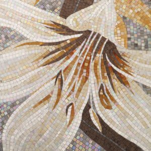 Grande giglio bianco fatto a mano vetro piastrelle di mosaico con grigio sfondo iridescente