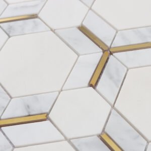 Mosaico hexagonal de mármore branco com filetes metálicos dourados