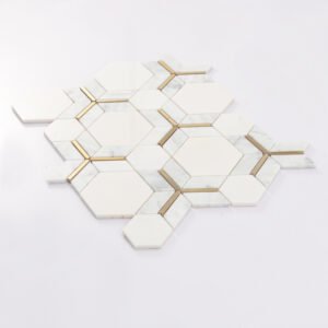 Mosaico hexagonal de mármore branco com filetes metálicos dourados