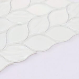 Mosaico de parede em vidro iridescente branco com formato de folha