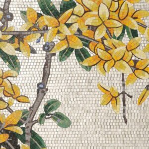 Håndlaget veggpanel i glassmosaikk med kinesiske blomster og fugler