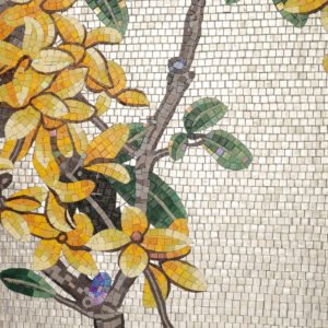 Håndlaget veggpanel i glassmosaikk med kinesiske blomster og fugler