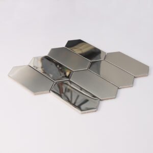 Silverfärgad metallmosaik i långsträckta hexagoner med borstad och speglande finish