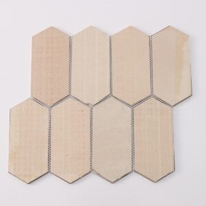 Silverfärgad metallmosaik i långsträckta hexagoner med borstad och speglande finish
