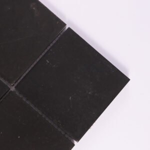 Store kvadratiske gulvmosaikkfliser i slipt svart marmor