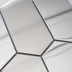 Silverfärgad metallmosaik i långsträckta hexagoner med borstad och speglande finish
