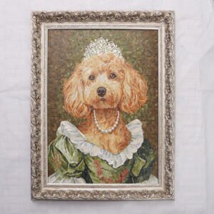 Retrato em mosaico de um poodle majestoso com colar de pérolas e coroa