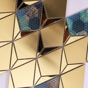 Gouden mozaïektegels van roestvrij staal en gestructureerd glas in diamantpatroon