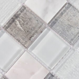 Stor kvadratisk vægmosaik af aqua-gråt glas og hvid marmor