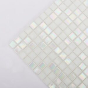 Pequeno mosaico quadrado de vidro branco iridescente para paredes e pavimentos