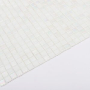 Pequeno mosaico quadrado de vidro branco iridescente para paredes e pavimentos