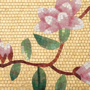 Håndlavet mosaikpanel med gyldne blomster og fuglemotiv til en elegant stue