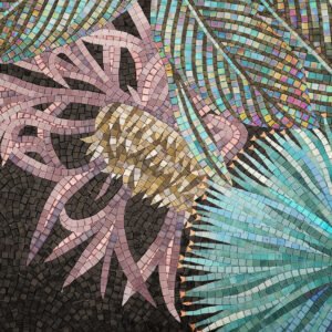 Tropicale floreale fatto a mano in vetro piastrelle di mosaico con sfondo nero e foglie di vetro iridescente