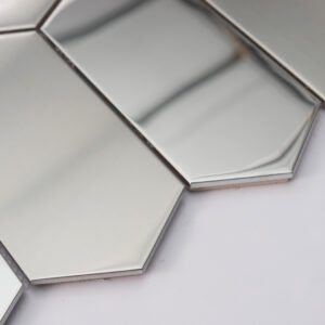 Silverfärgad metallmosaik i långsträckta hexagoner med borstad och speglande finish