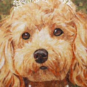 Retrato em mosaico de um poodle majestoso com colar de pérolas e coroa