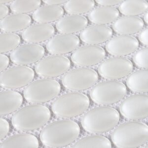 Oval hvit glassmosaikk til dusjvegger og sprutbeskyttelse ved servant