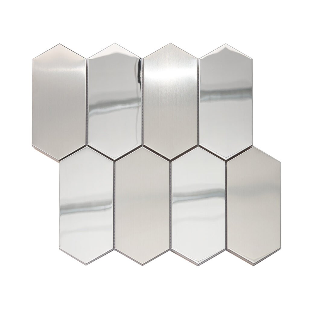 Silverfärgad metallmosaik i långsträckta hexagoner med borstad och speglande finish