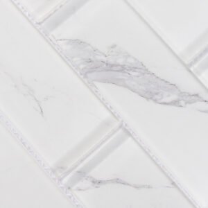 Mosaïque en verre et marbre – gris clair / blanc, format métro