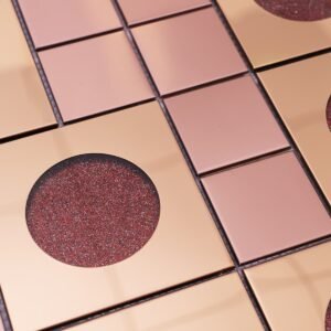 Rund mosaikflise med rosaguldfarvet metal og rødt glitterglas