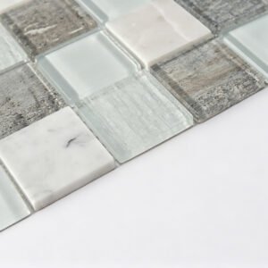 Stor kvadratisk vægmosaik af aqua-gråt glas og hvid marmor