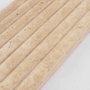 Mosaico de travertino – beige, lineal, formato alargado, acanalado, para pared