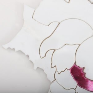 Kwiatowa mozaika z białego marmuru i różowego szkła, cięta strumieniem wody — BJ-1CBE31BFDDB2