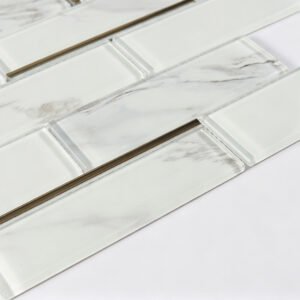 Mosaikfliesen aus Glas und Marmor – Weiß / Goldfarben, Metroformat, mit goldfarbenen Linien