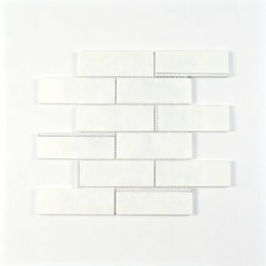 Mosaikfliesen aus Glas und Marmor – Weiß / Goldfarben, Metroformat, mit goldfarbenen Linien
