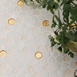 Mosaico de vidrio – blanco / dorado, hexagonal — BJ-522AE99363F0