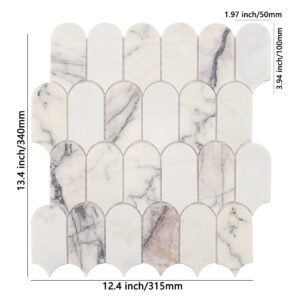 Mosaico de pedra exótica branca em escamas alongadas, com veios cinzentos