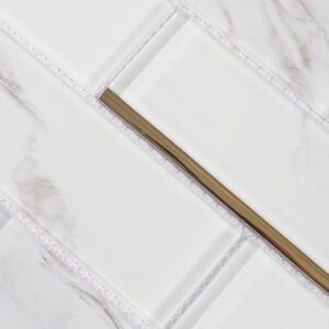 Mosaikfliesen aus Glas und Marmor – Weiß / Goldfarben, Metroformat, mit goldfarbenen Linien