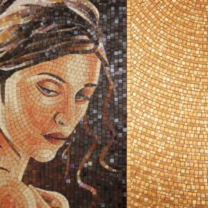 لوحة فسيفساء زجاجية جدارية بصورة امرأة باللونين الذهبي والأسود